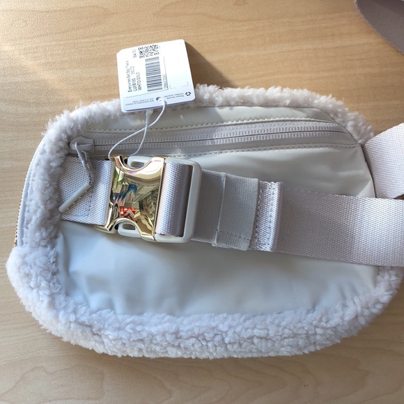NWT lululemon Everywhere Belt Bag *Fleece - Picture 3 of 5